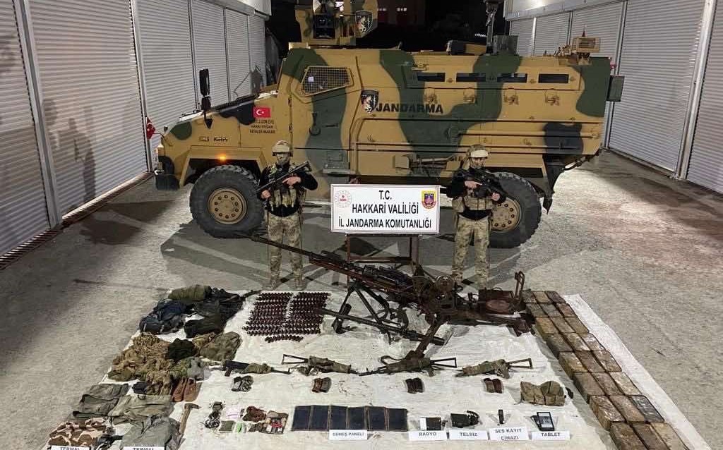   Hakkari'de silah ve mühimmatı ele geçirildi