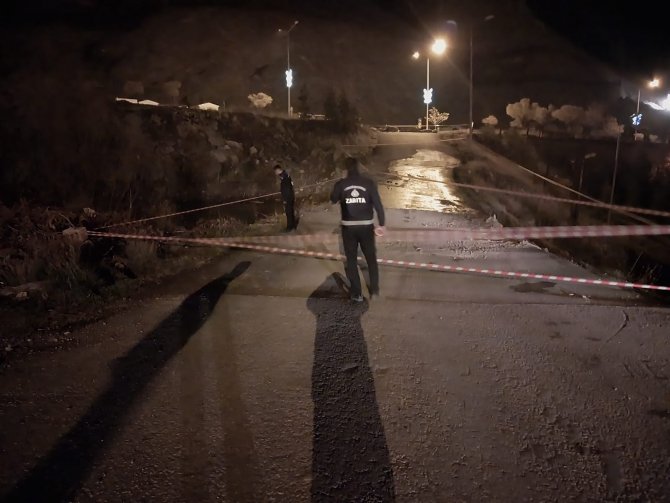  Zabıtası buzlanan yolda önlem aldı