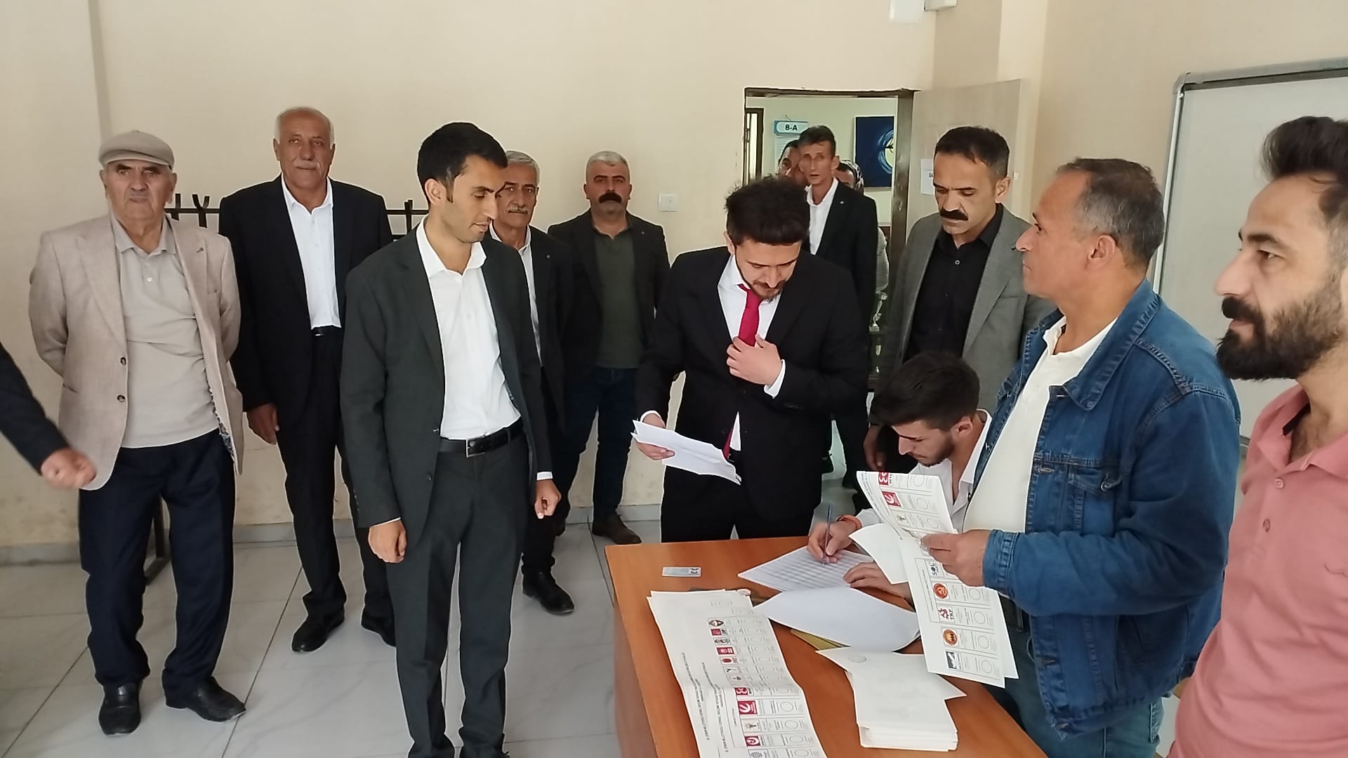 Yeşil Sol Hakkari adayı Parlak oyunu kullandı