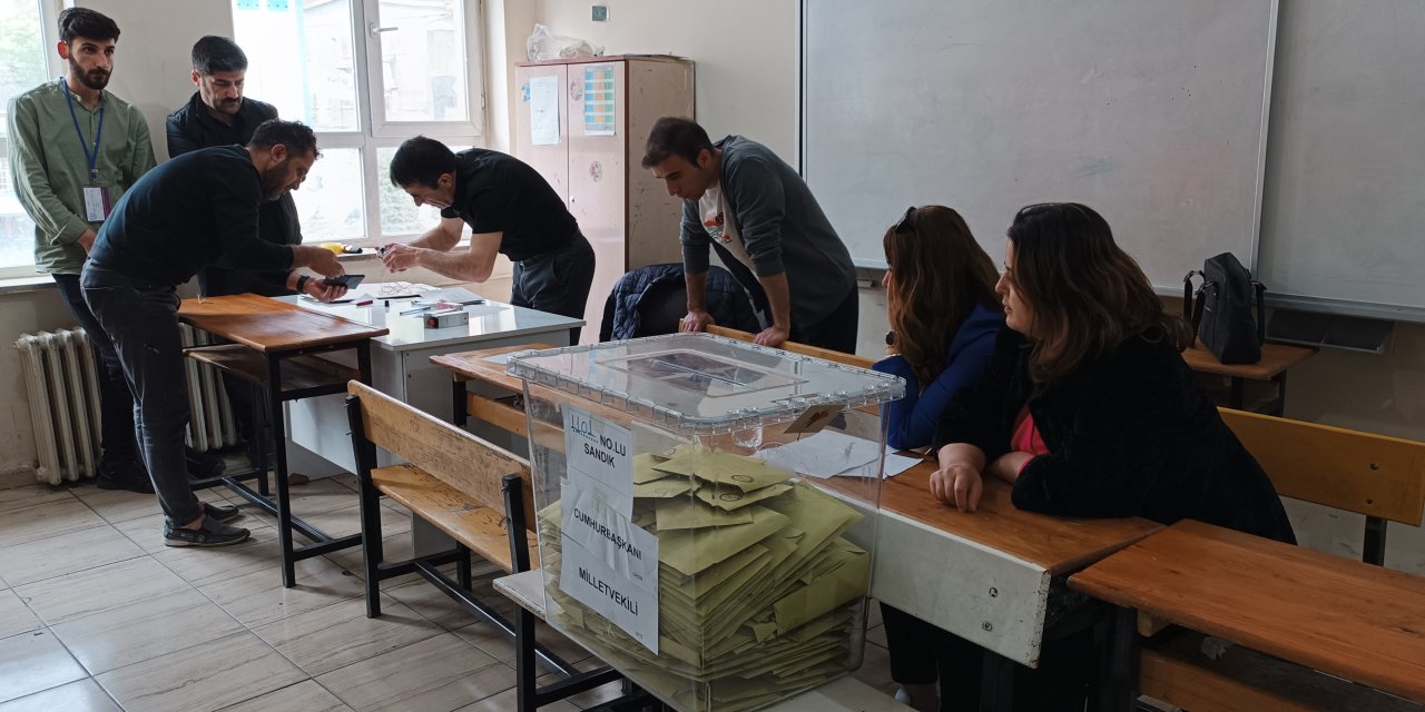 Hakkari'de Sandıklar kapandı