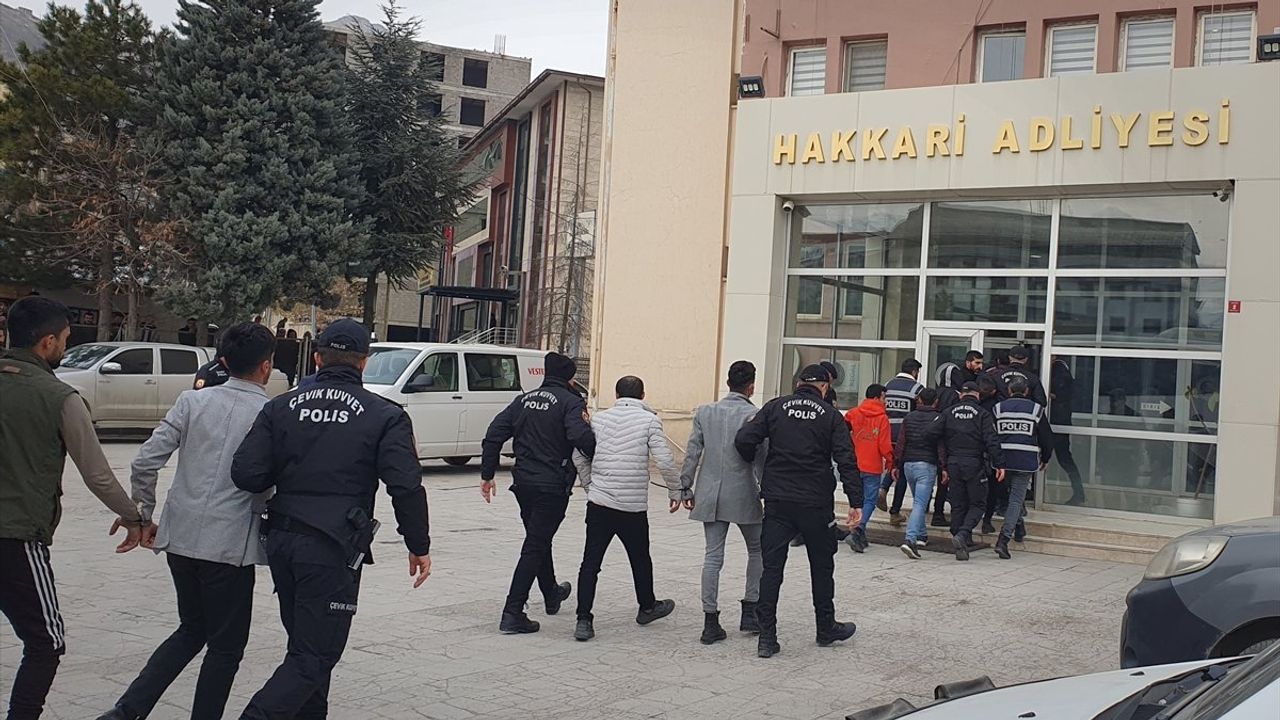 70 kişi çeşitli suçlardan yakalandı