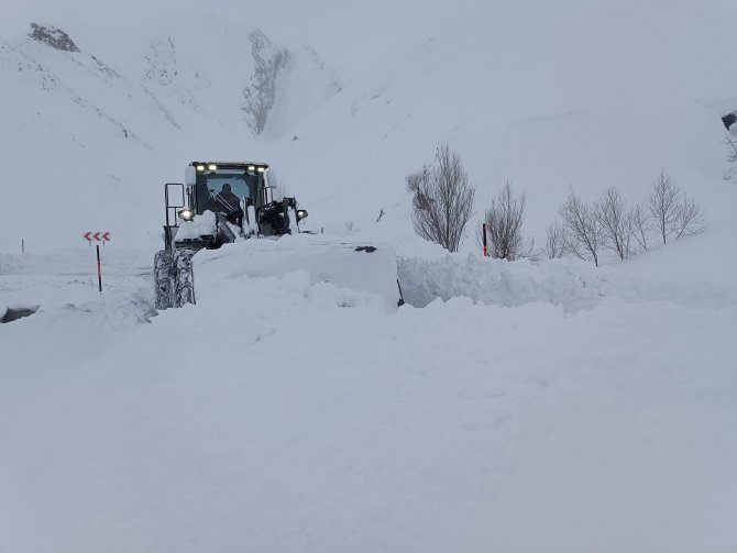 Hakkari'de 100 yerleşim yolu kapandı