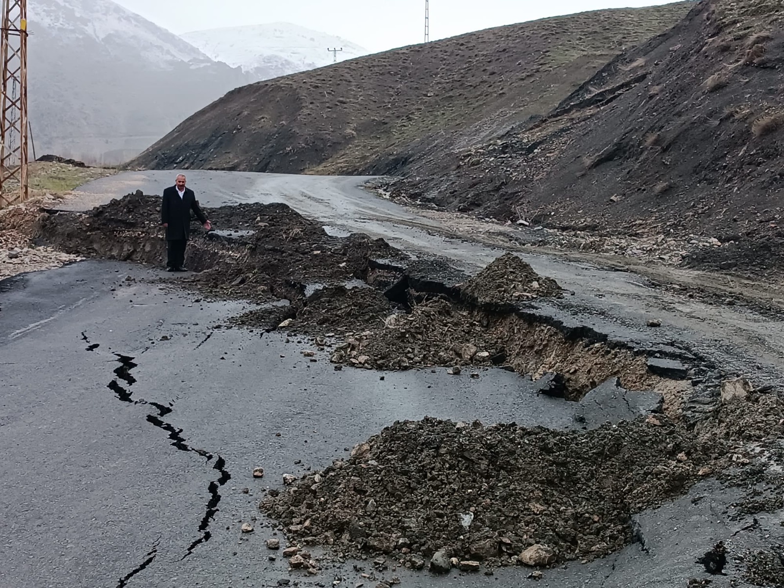  Durankaya beldesinin yolu çöktü