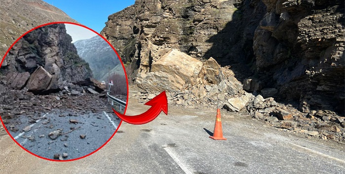 Çukurca kara yoluna dev kayalar düştü