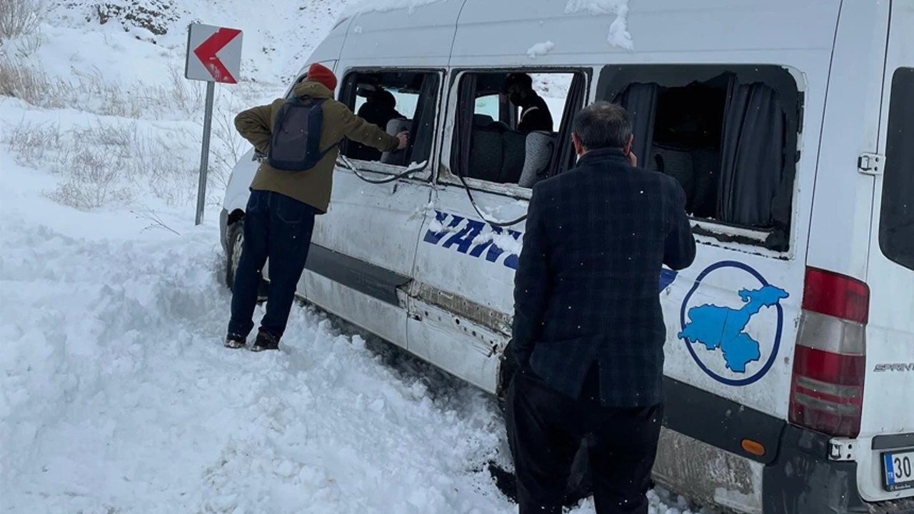    Hakkari-Van karayolunda kaza: 1'i ağır 4 yaralı