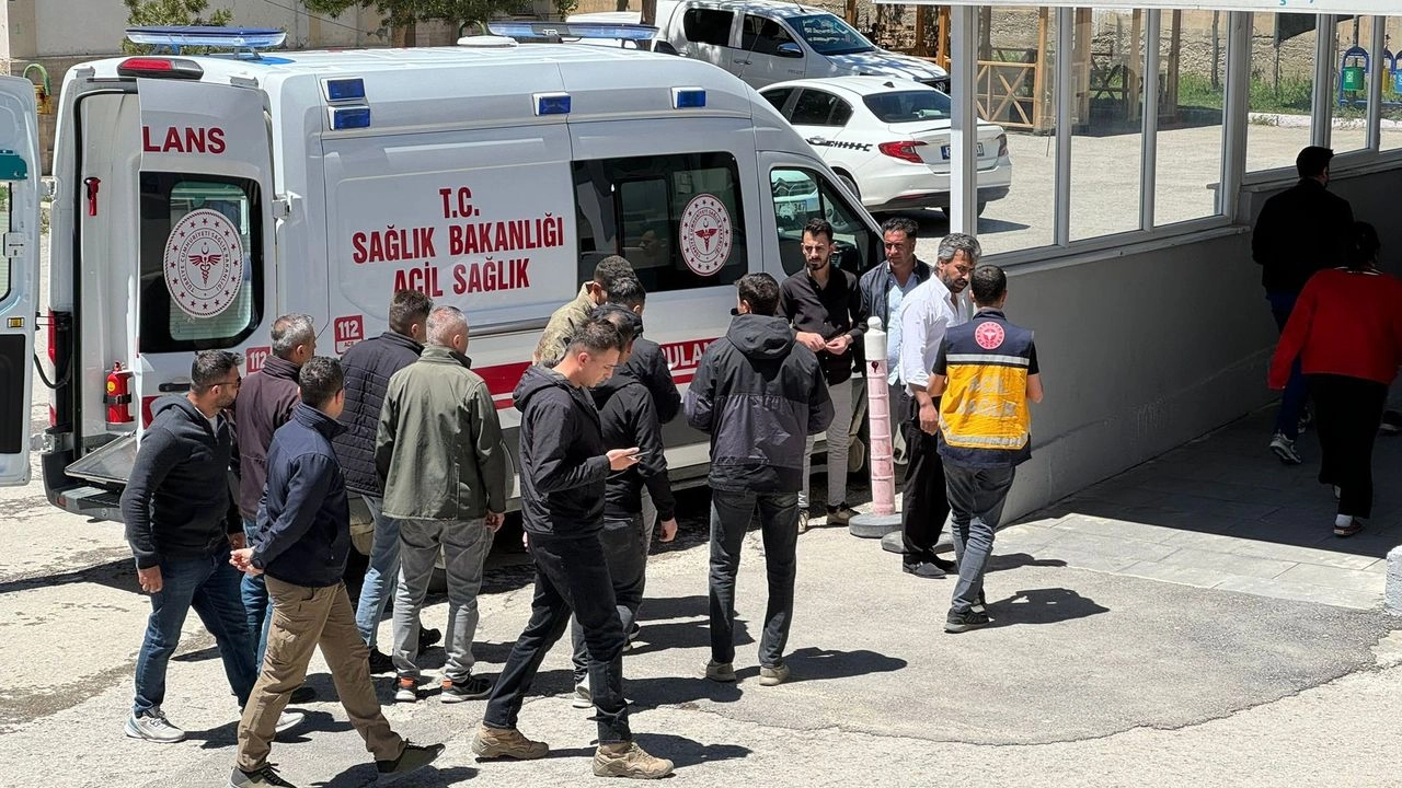 Askeri araç devrildi: 6'sı ağır 11 yaralı