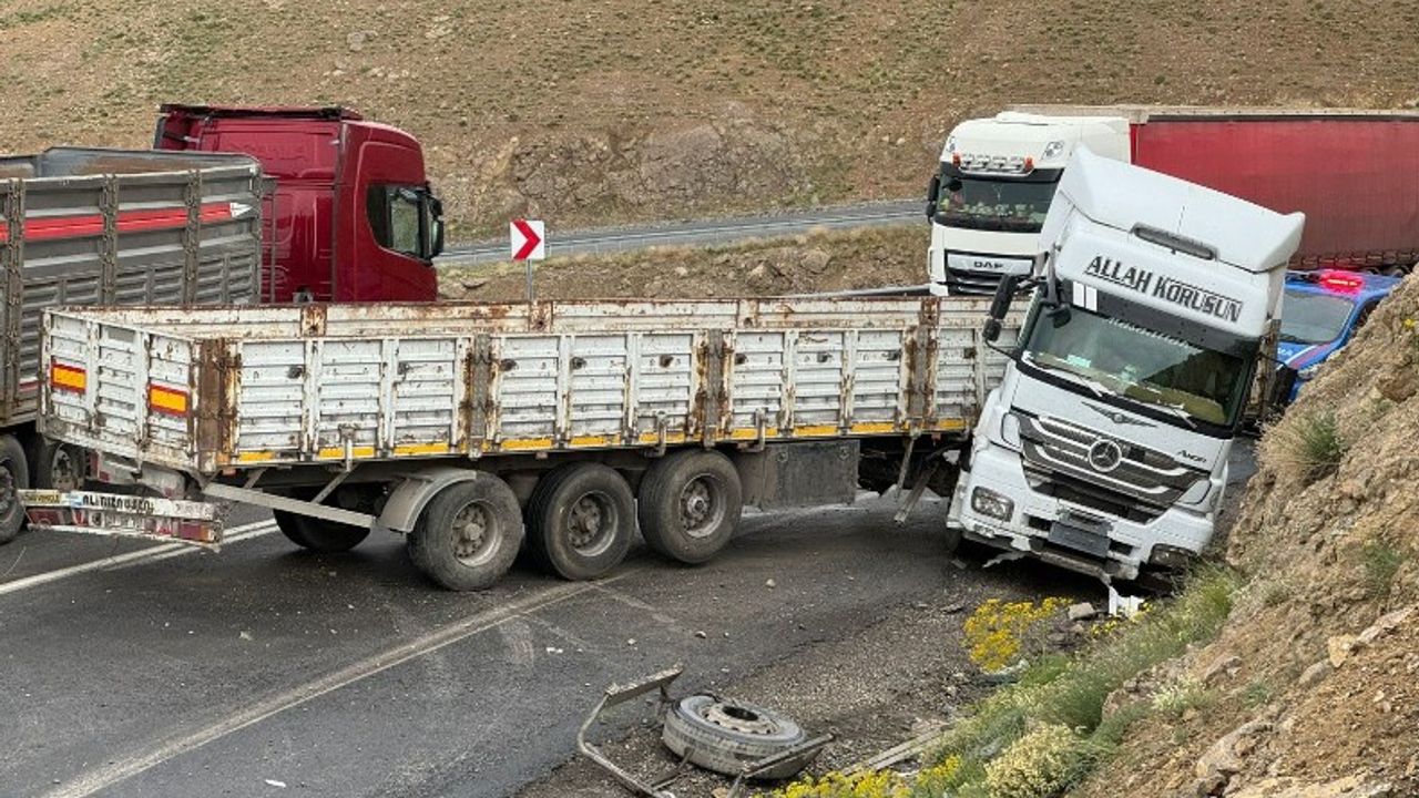 2 TIR kafa kafaya çarpıştı: 3 yaralı