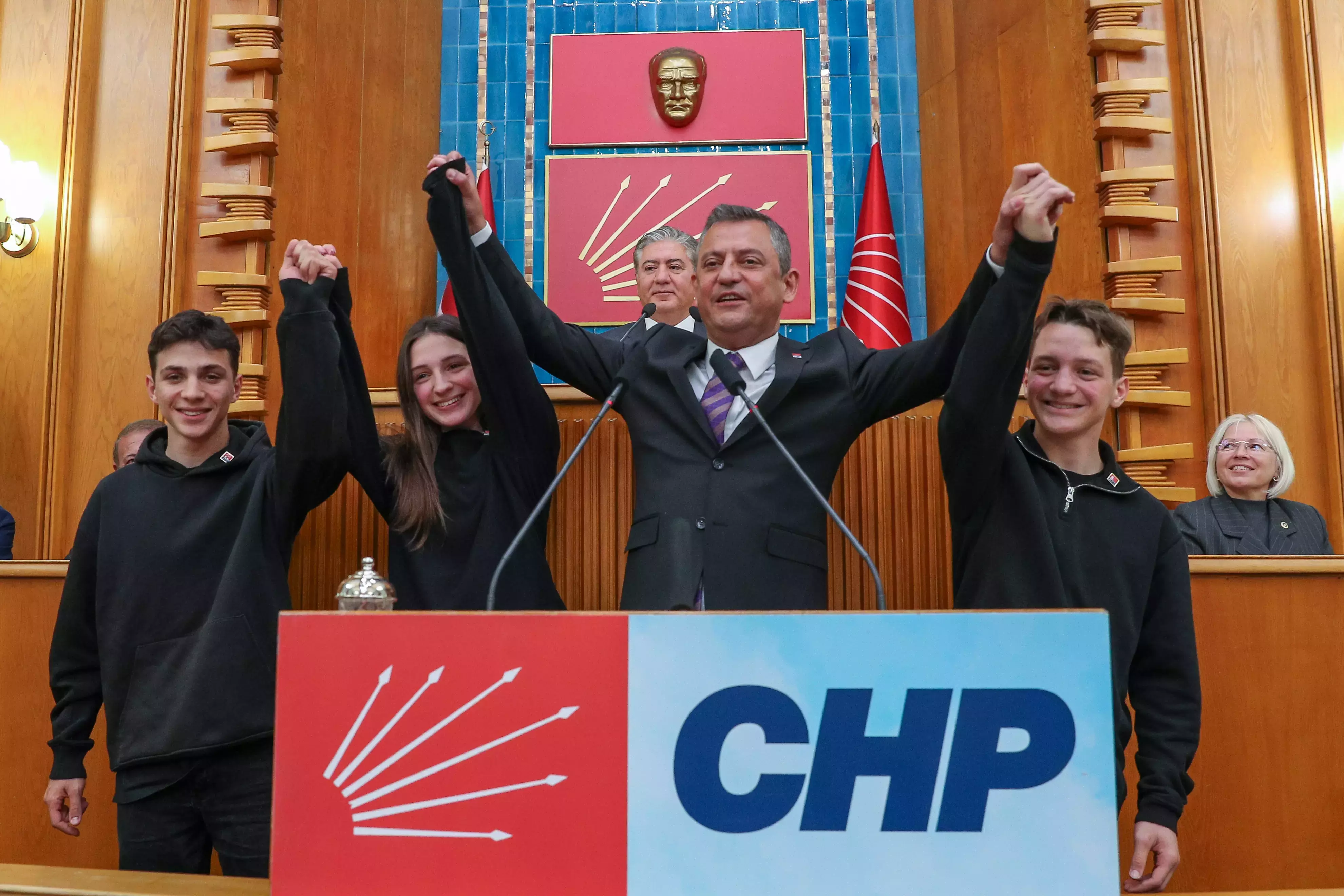 Üçüz kardeşler CHP'ye katıldı