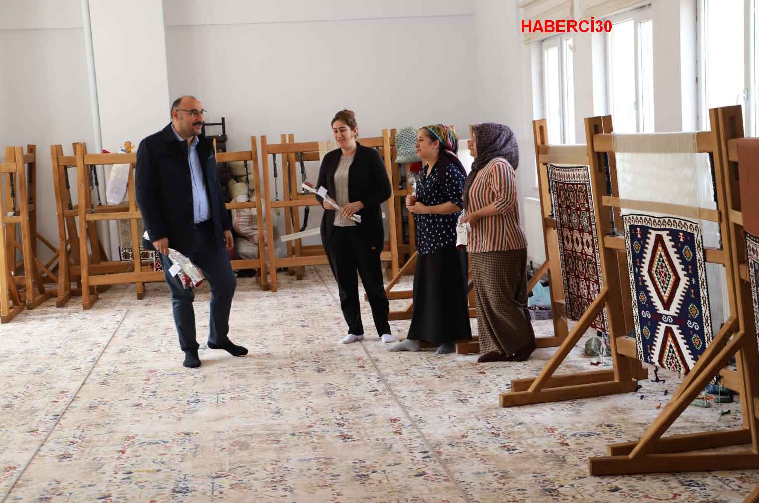 Çukurca Belediye Başkanı Dünya Kadınlar Günü’nde çiçek dağıttı