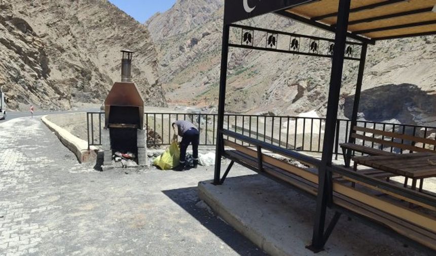 Hakkari-Van karayolu çöplerden temizlendi