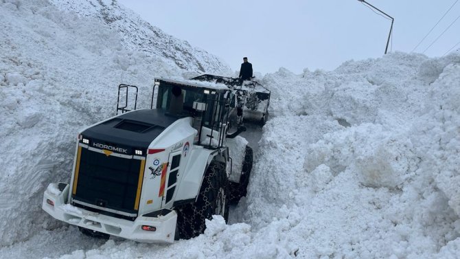 Çukurca Karayoluna düşen çığ temizlendi