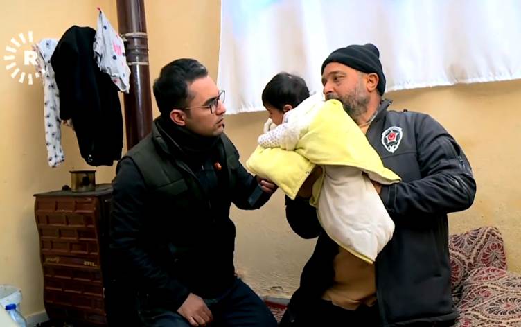Vefat eden annesinin koynunda sağ kurtuldu