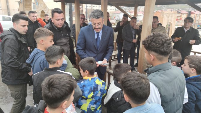 VALİ ÇELİK'TEN ÇOCUKLARA BAYRAM HARÇLIĞI