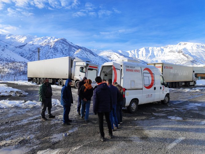 Hakkari Kızılay'ı yolda kalanlara kumanya dağıttı