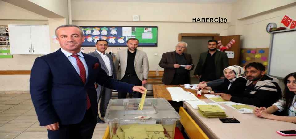 Ak Parti İl Başkanı Kaya oyunu kullandı