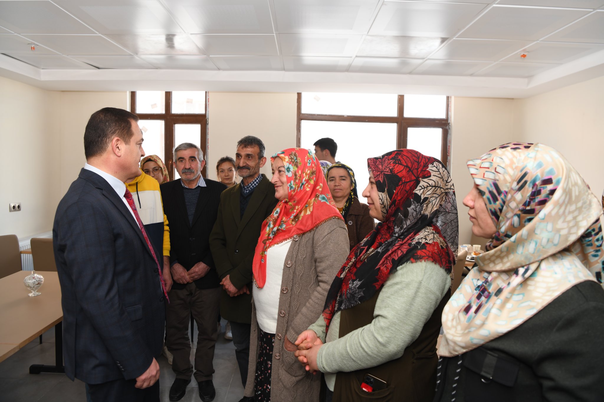 Hakkari Valisi Akbıyık, depremzedeleri ziyaret etti