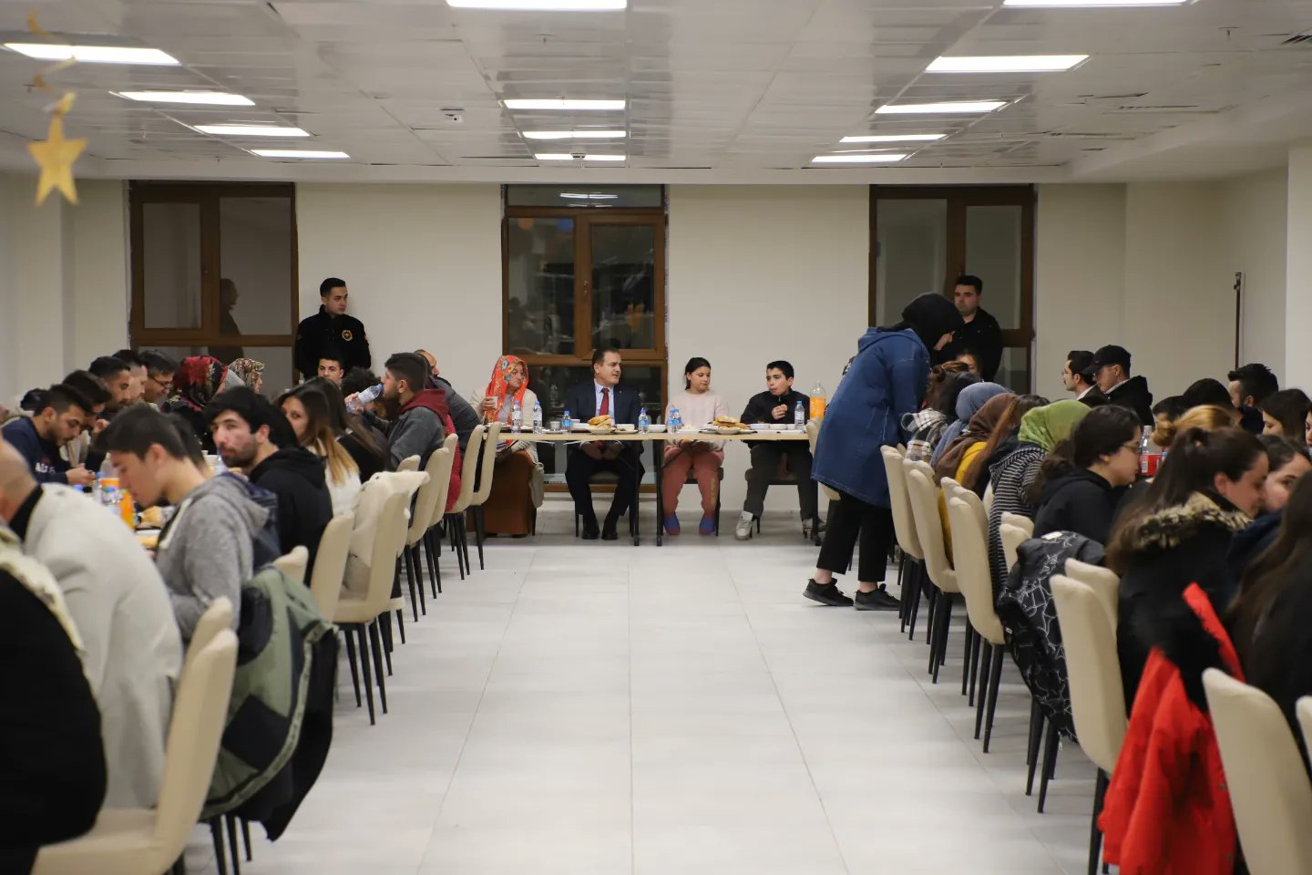 Vali Akbıyık, depremzedelerle iftar açtı