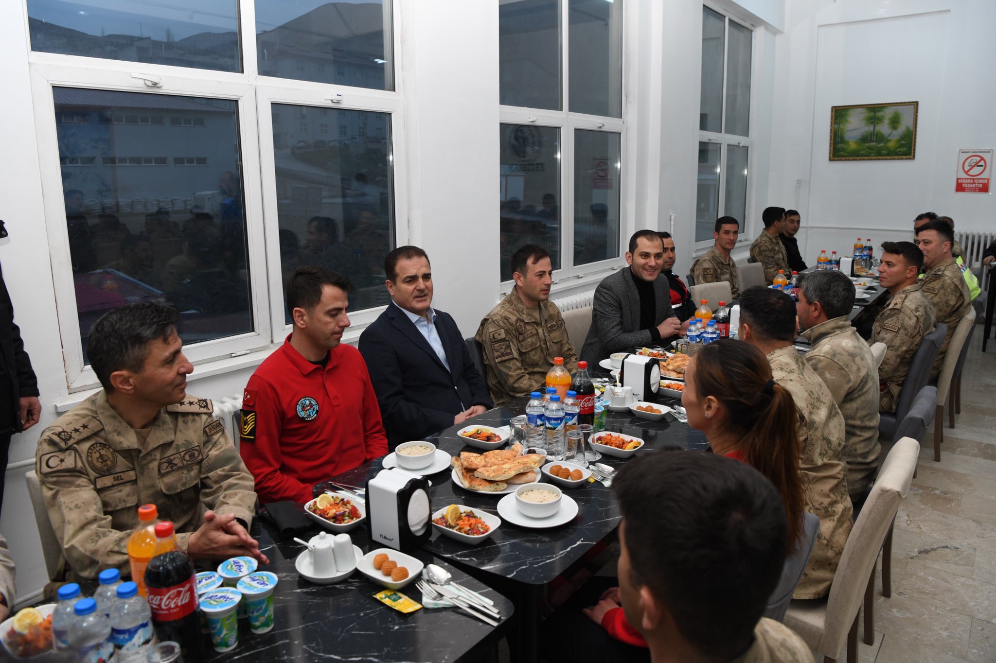  Valisi Akbıyık, jandarma ile iftar yaptı