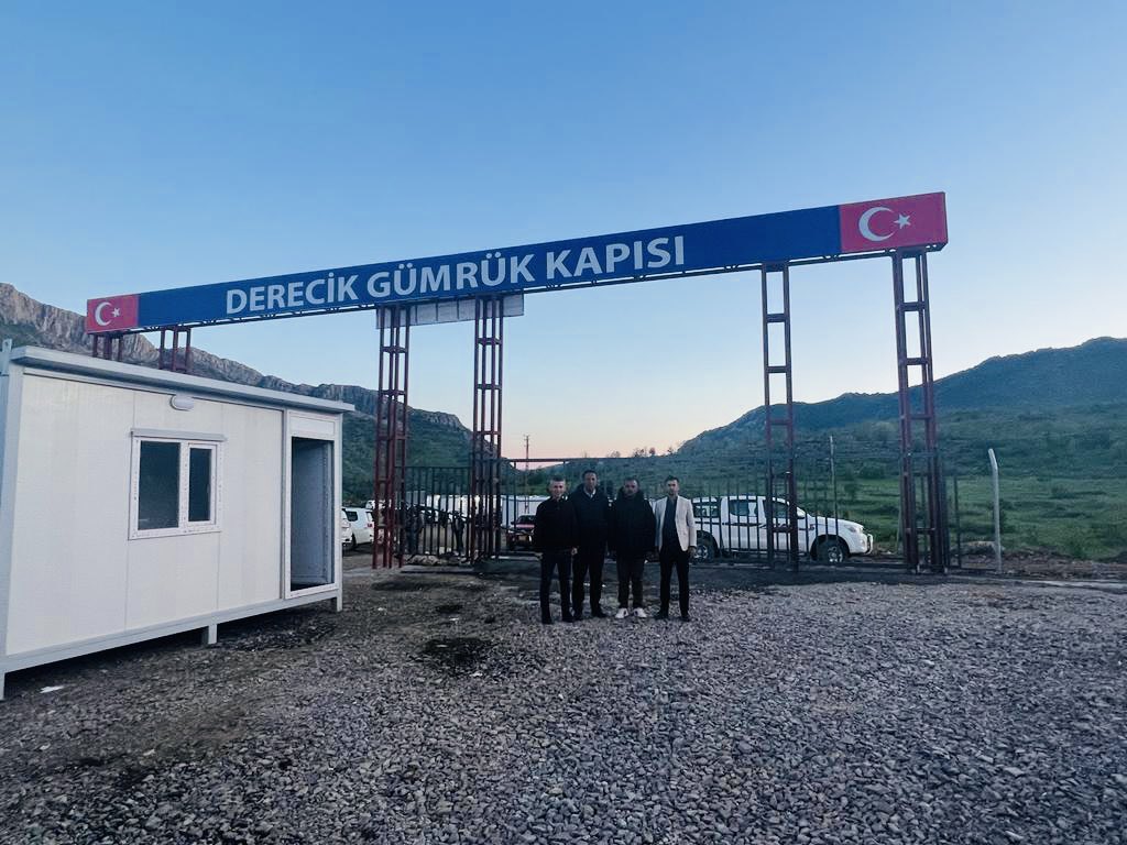 Sınır Kapısının Tabelası Asıldı