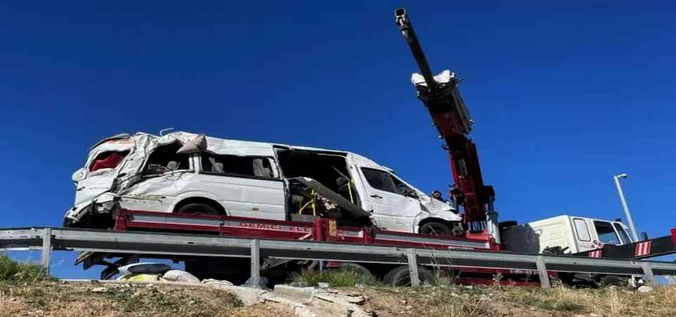 İşçileri taşıyan minibüs devrildi: 4’ü ağır 24 yaralı