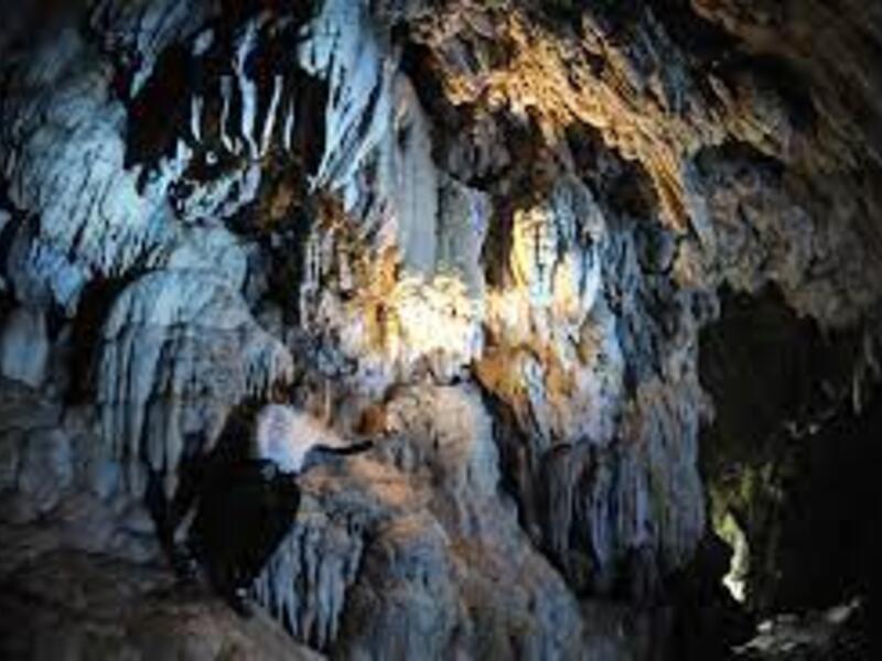 MAĞARADAKİ SARKITLAR GÖRSEL ŞÖLEN OLUŞTURUYOR