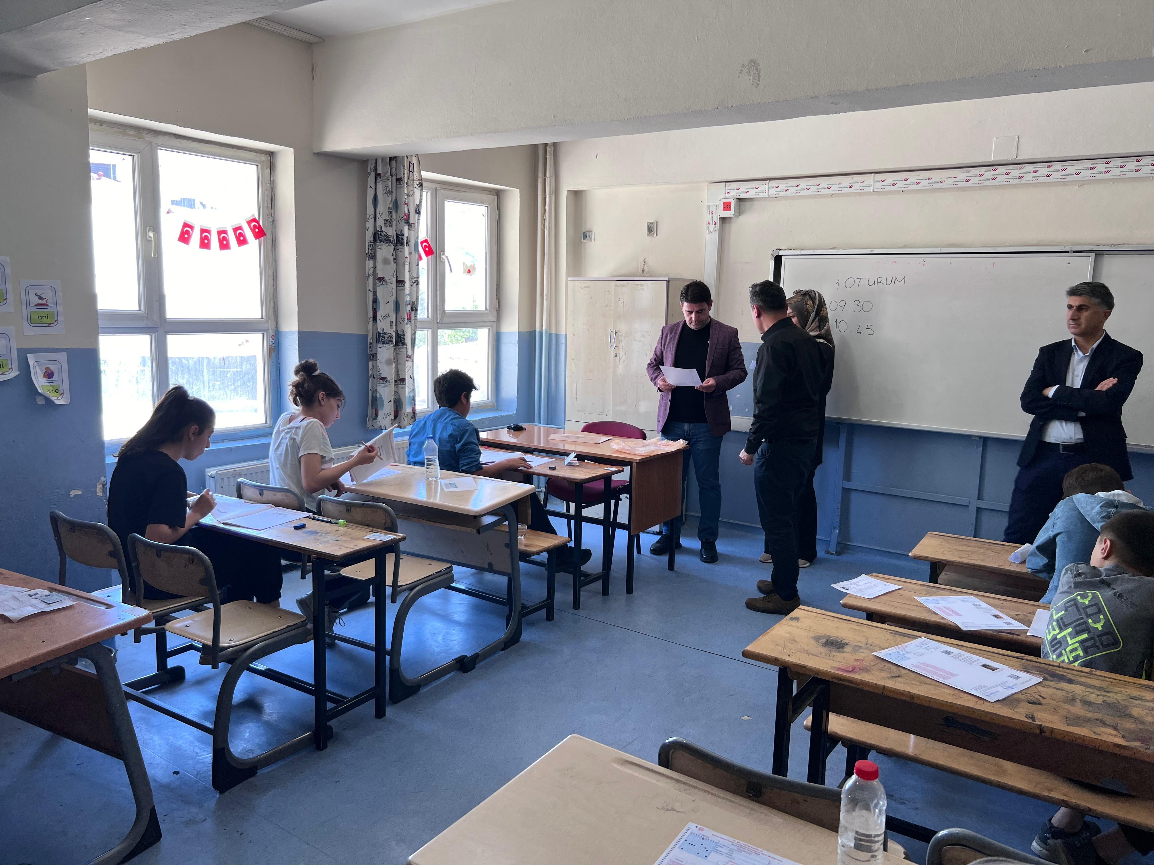 HAKKARİ’DE LGS SINAVI BAŞARIYLA TAMAMLANDI