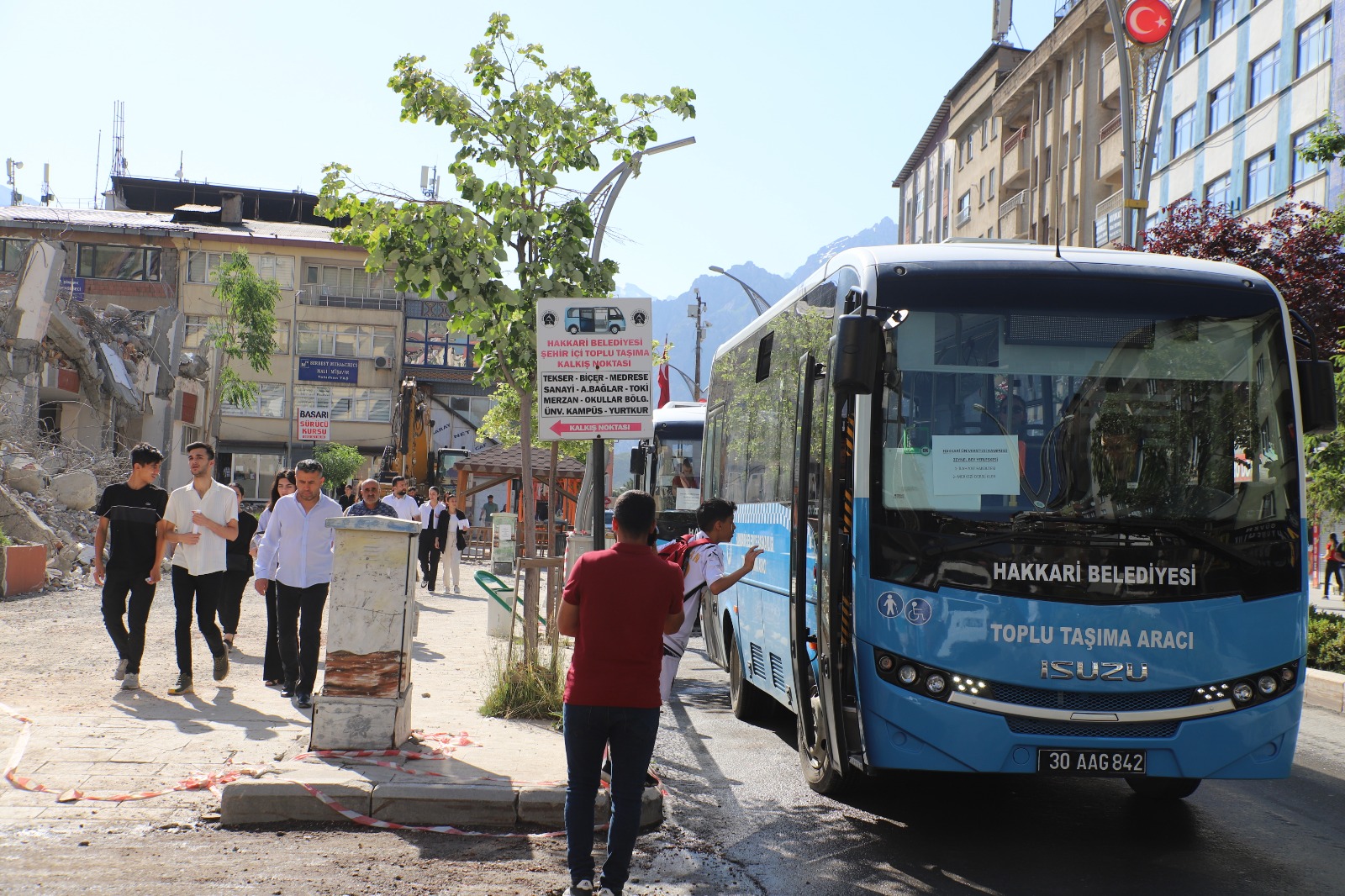 Hakkari belediyesi öğrencileri ücretsiz taşıdı