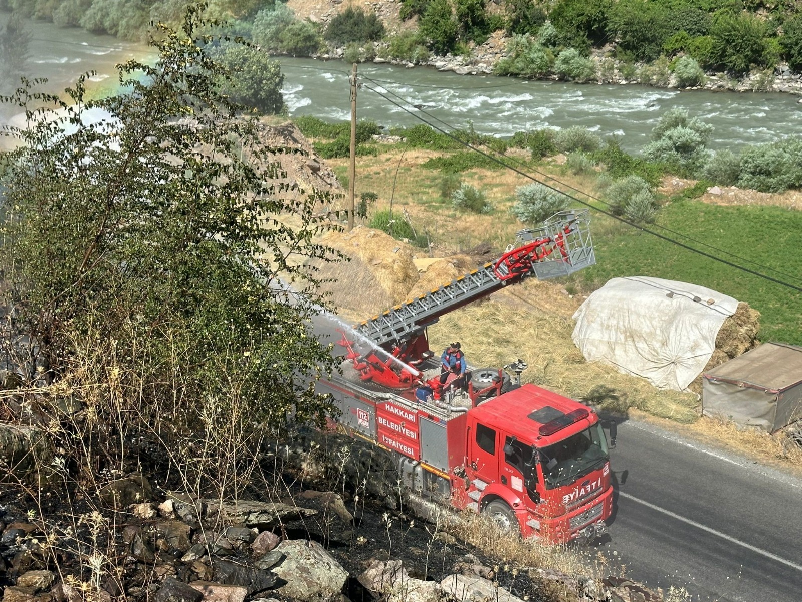 Hakkari-Van karayolundaki yangına müdahale edildi