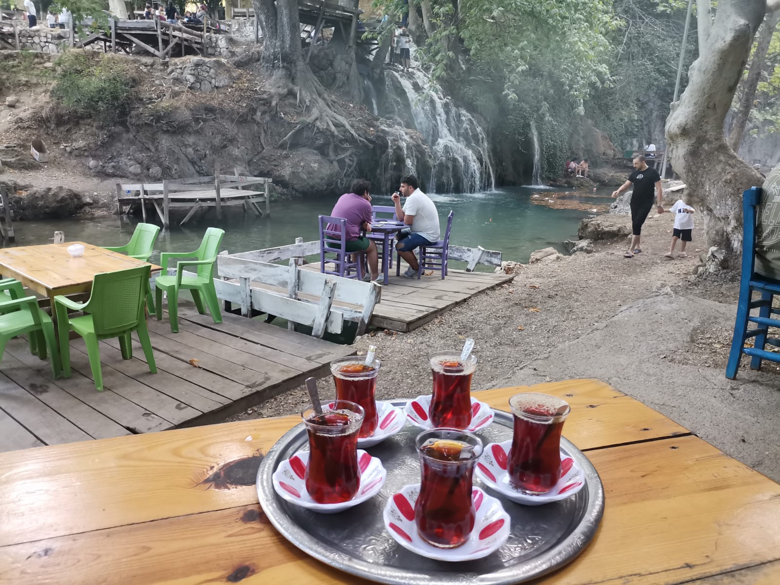 BUZ GİBİ ŞELALELERDE SERİNLEDİLER