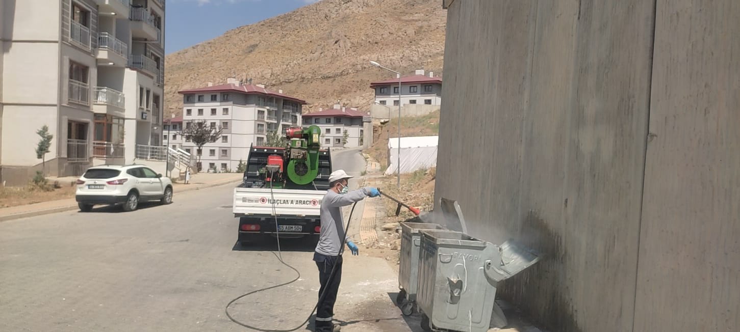 Hakkari belediyesi Biyosidal ekibi haşerilerle mücadele ediyor