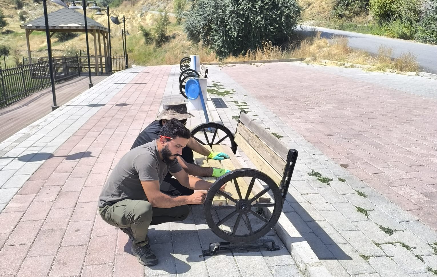 Hakkari’de oturma bankları onarılıyor