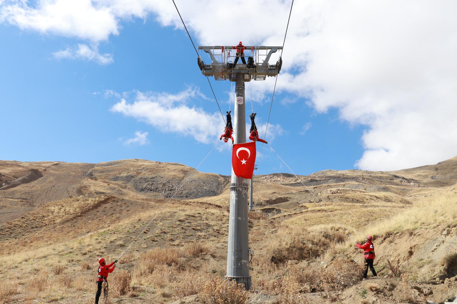 Hakkari JAK Timi Kayak Merkezinde Kurtarma Tatbikatı Yaptı