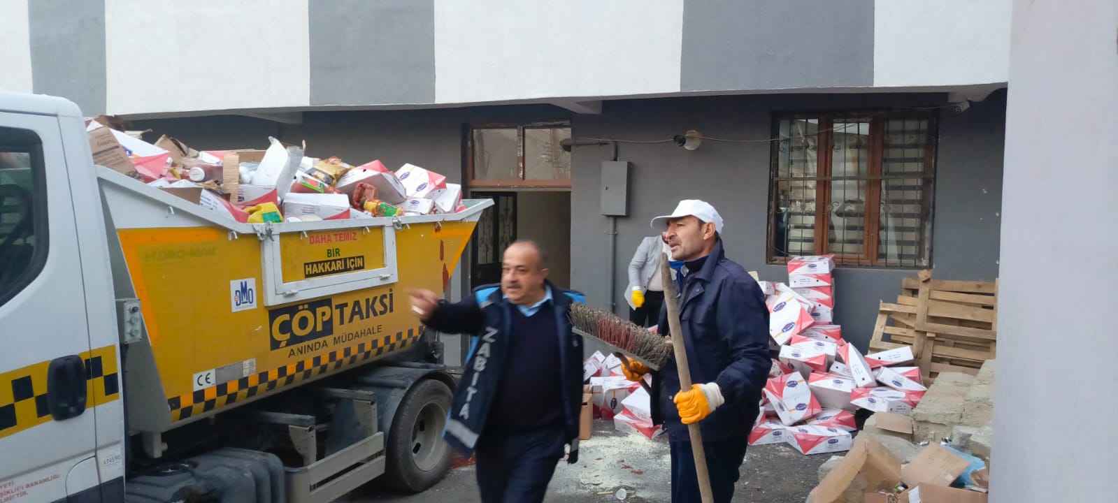 Hakkari zabıtası bozuk ürünleri imha etti