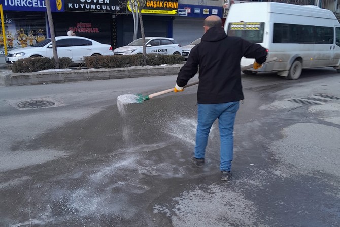 Hakkari’de Buzlanan Yollara Tuzlama Çalışması Yapıldı