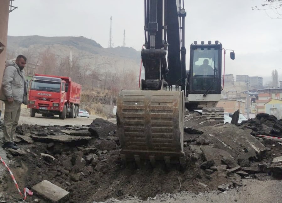 Hakkari Belediyesi’nden Geçit Vermeyen Rampa İçin Çalışma