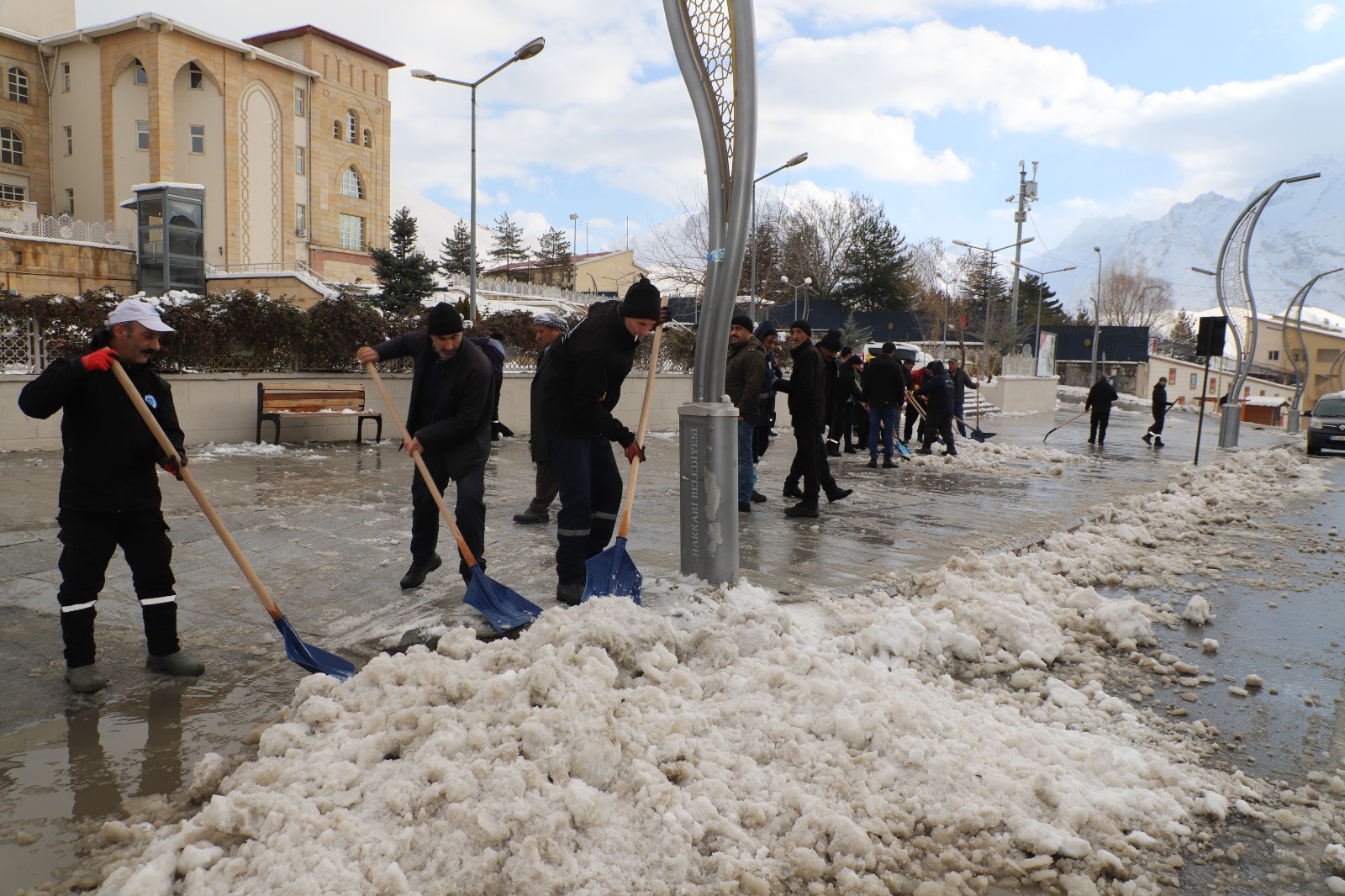 Hakkari Belediyesi 55 kişilik kar ve buz timi görev başında