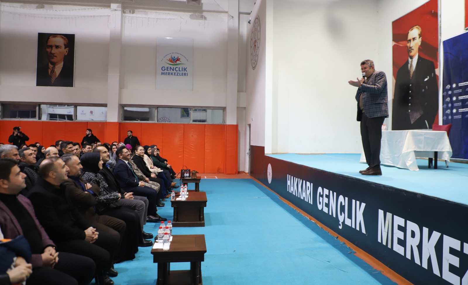 Eğitimci Yazar Kapaklıkaya Hakkari’de söyleşi düzenledi