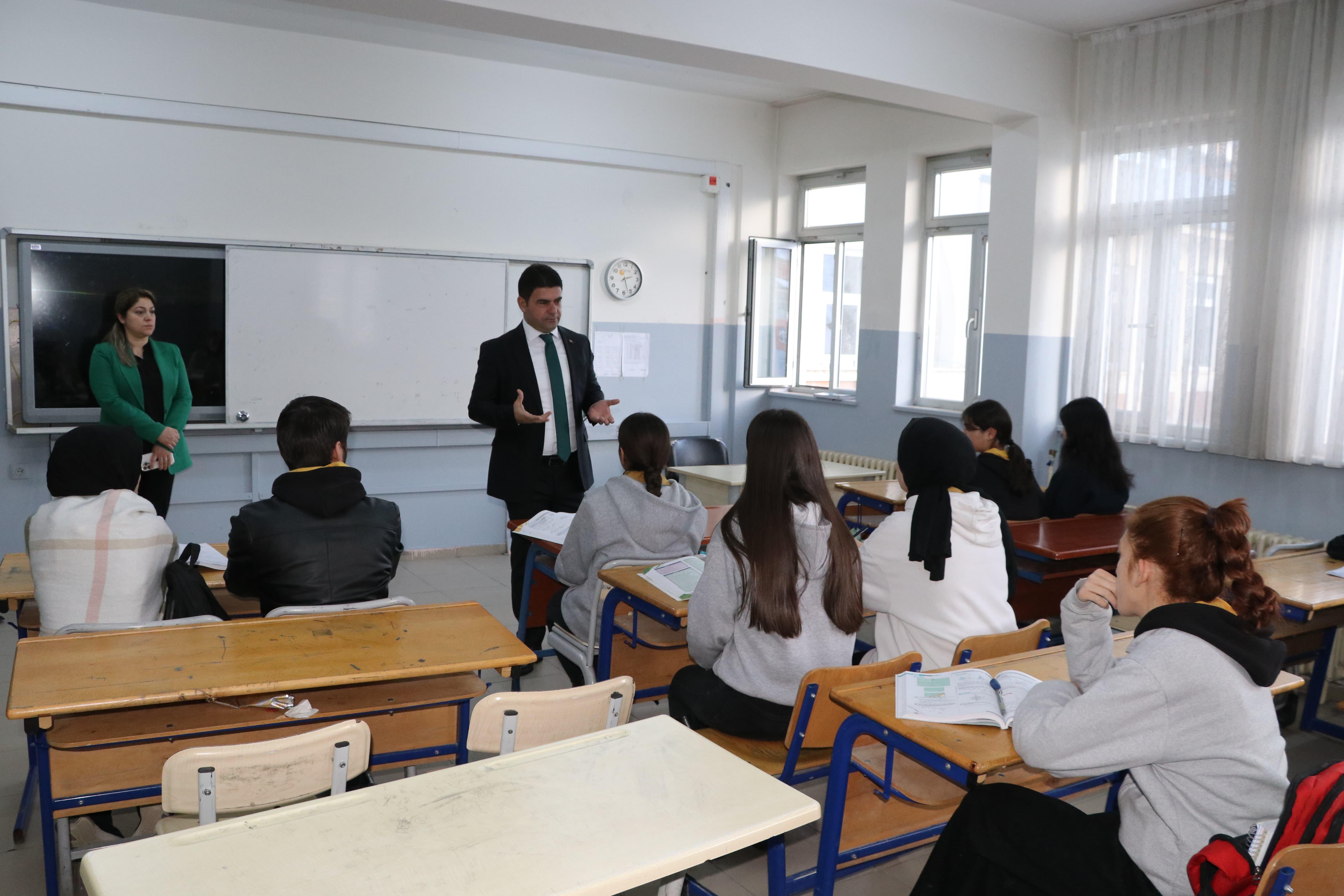 İl Müdürü Yılmaz, Öğrencilerle Sınıflarda Buluştu