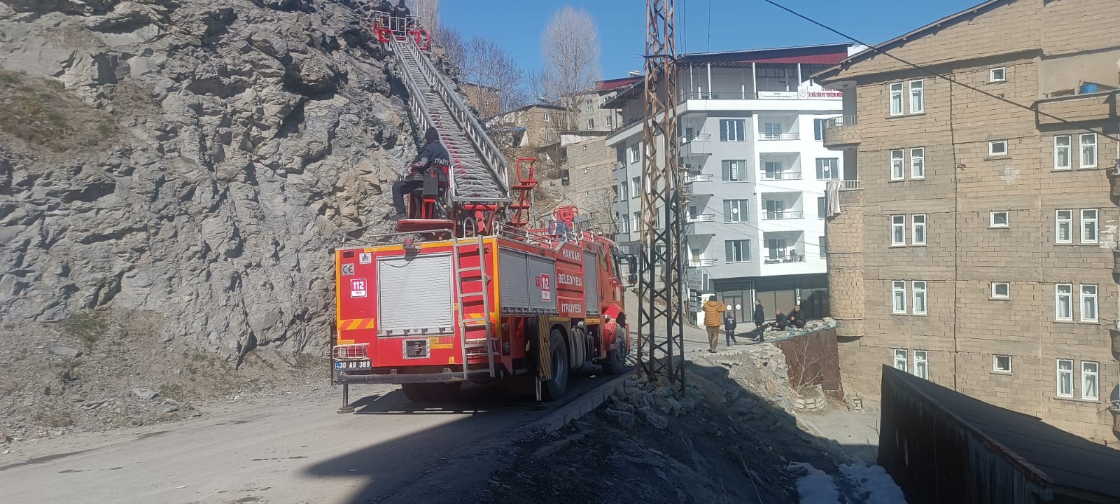 Hakkari’de tehlike saçan kayalar güvenli şekilde indirildi