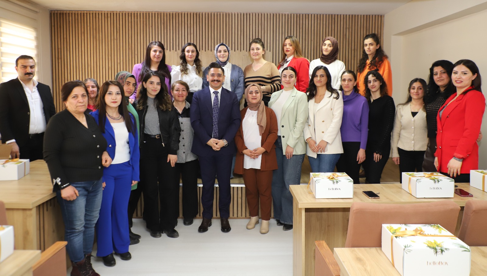 Hakkari Belediyesi’nden kadın çalışanlara 8 Mart Jesti