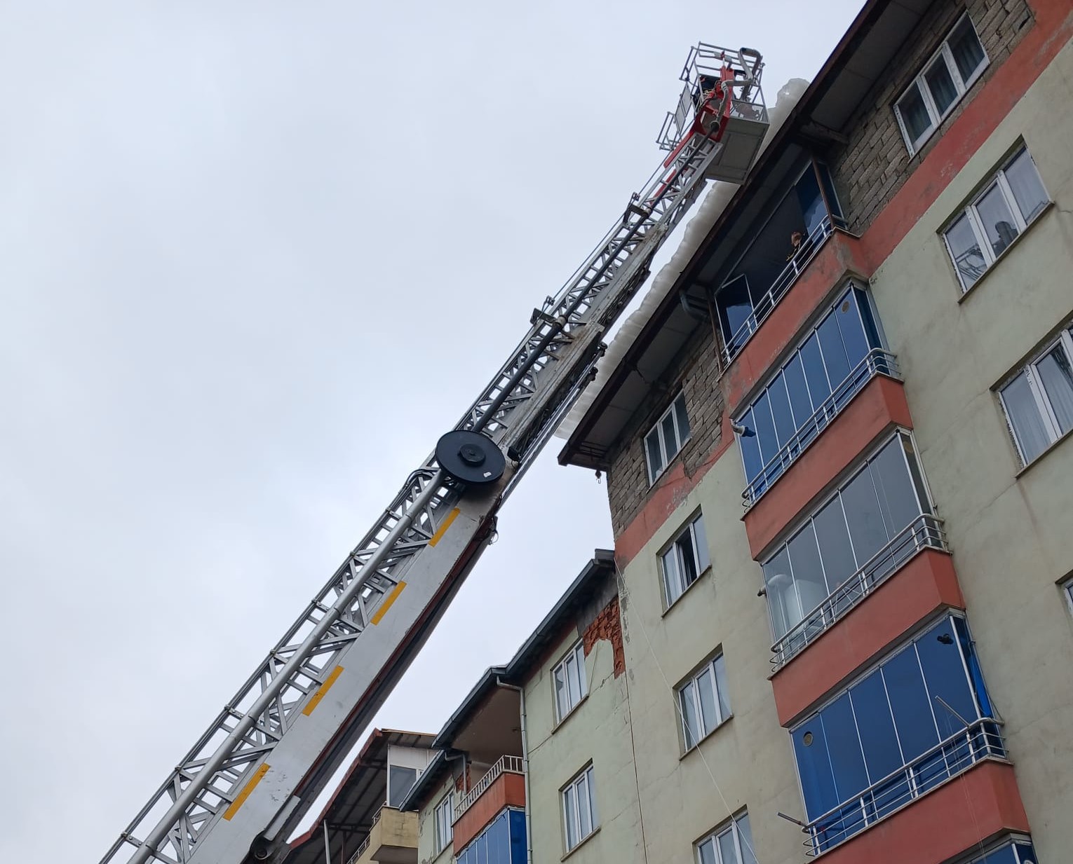 İtfaiye tehlike arz eden buzları indirdi