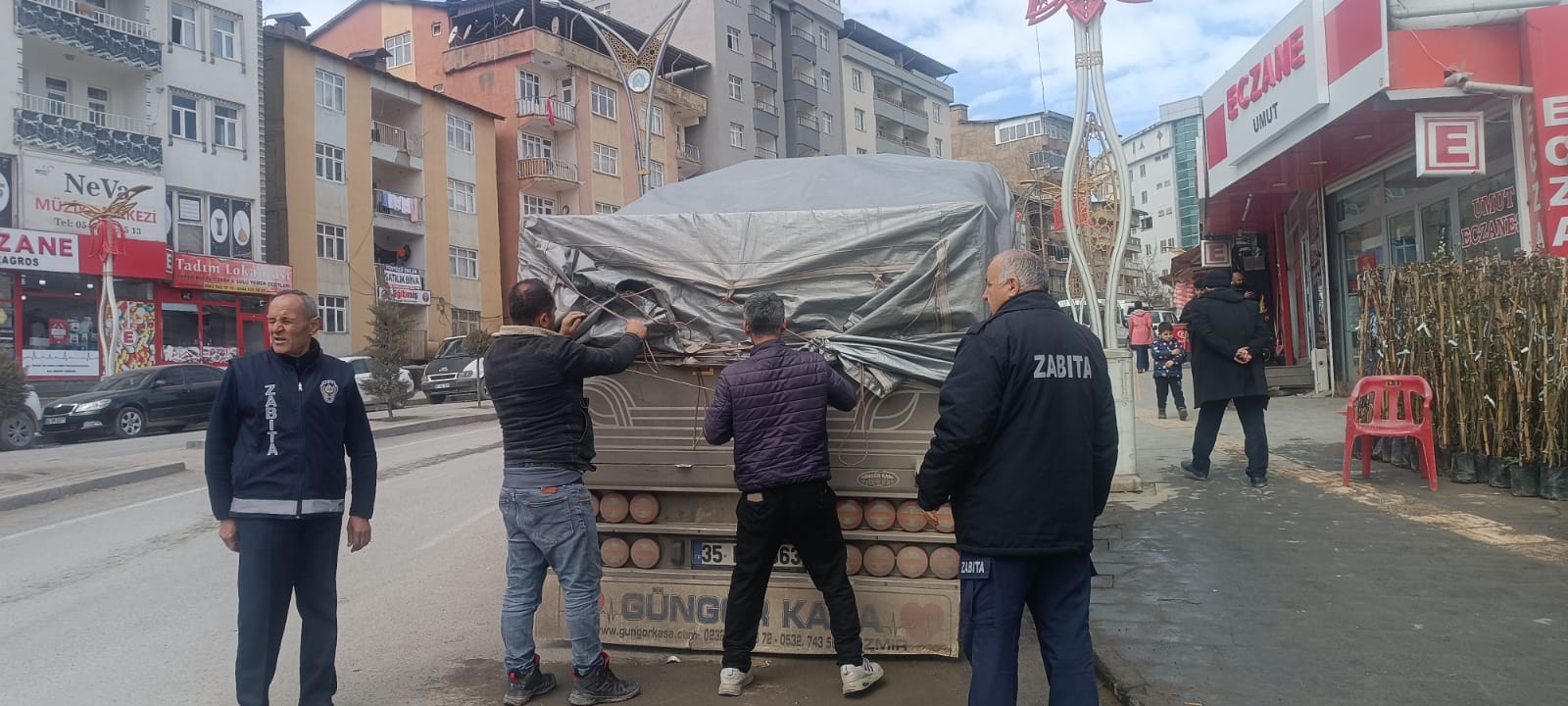 Hakkari Zabıtası çerez yüklü aracı kente almadı