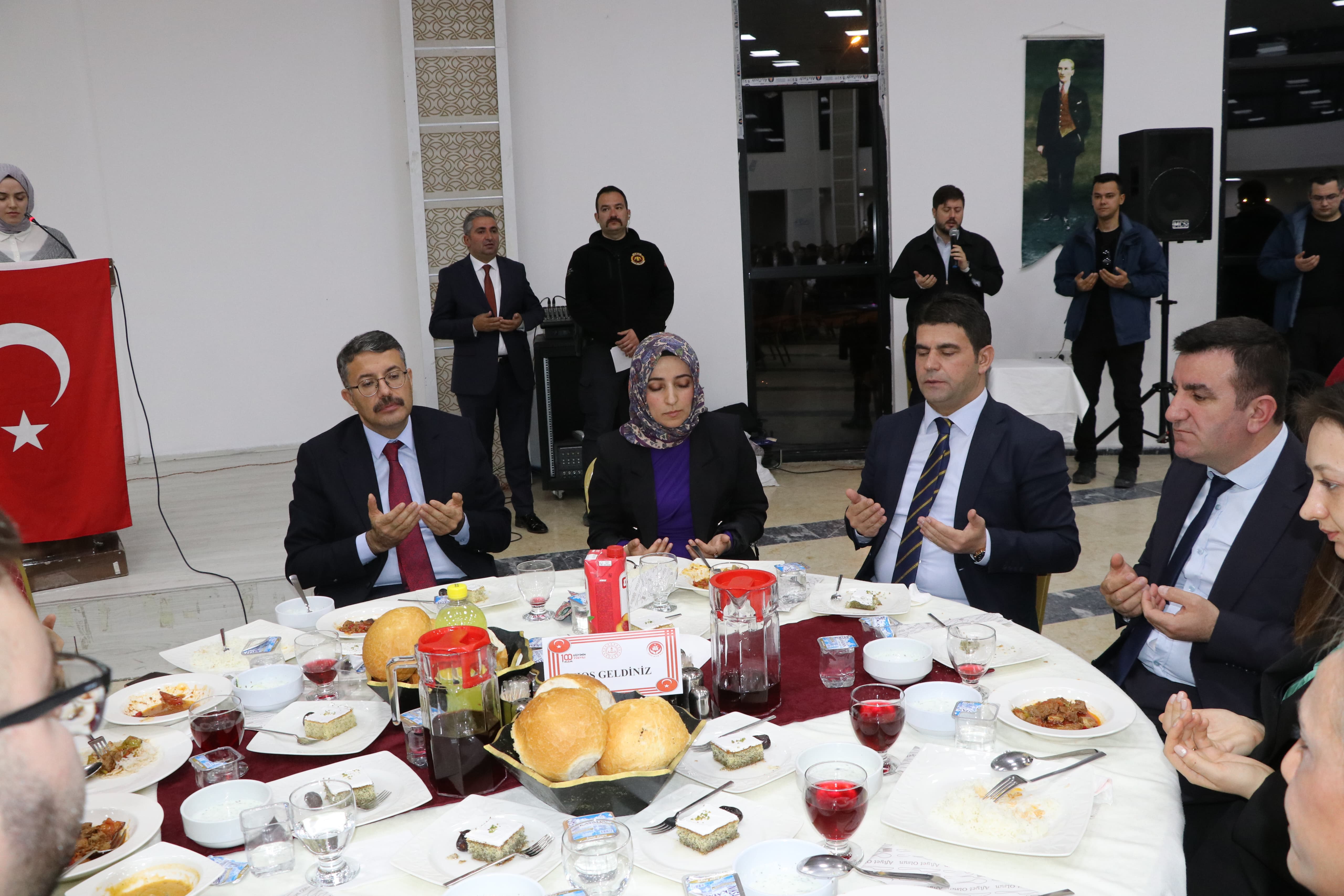Vali Çelik’ten, Hakkâri Eğitim Ailesi Onuruna İftar Yemeği
