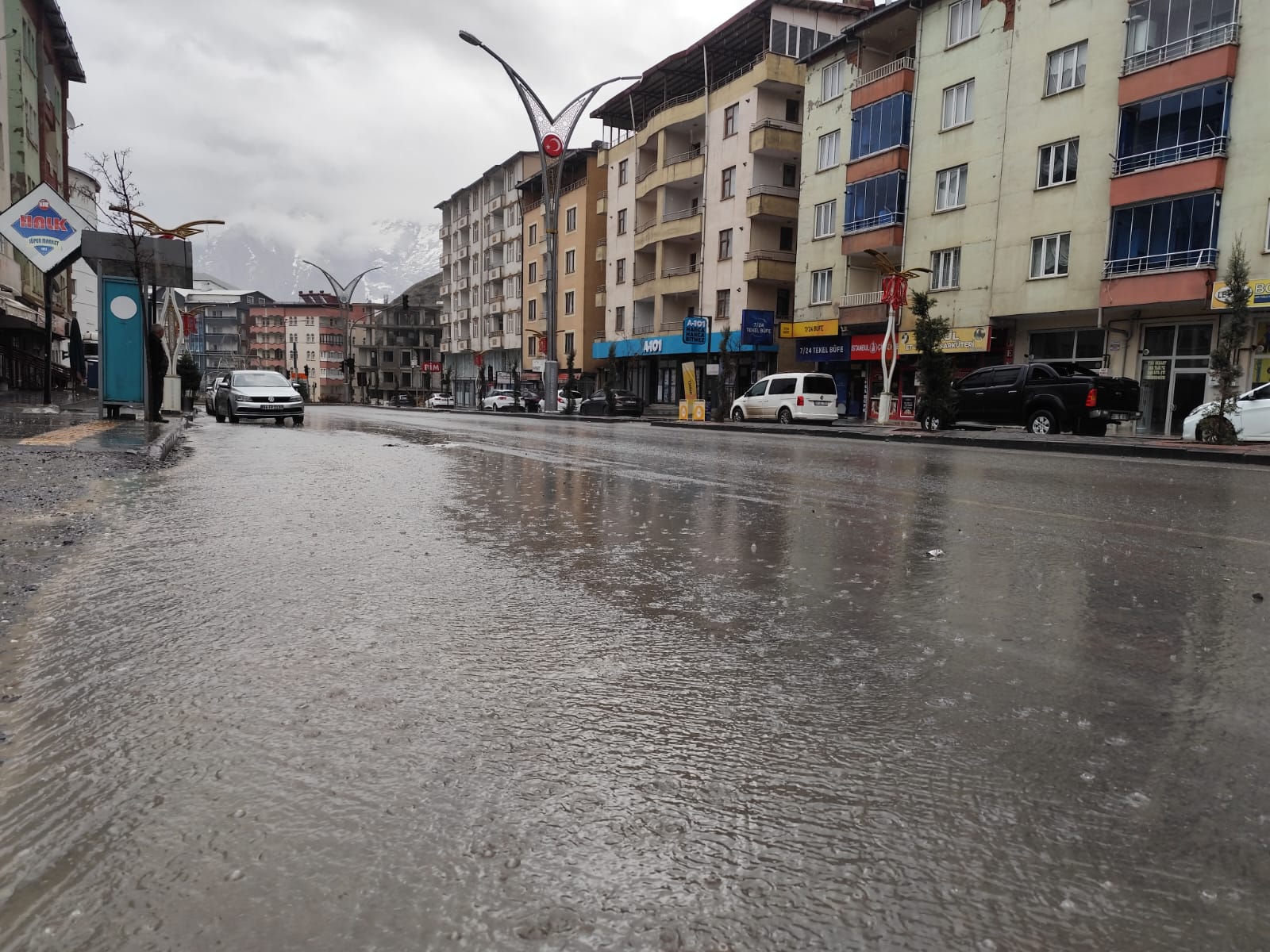 Hakkari'de sağanak yağış ve dolu etkili oldu
