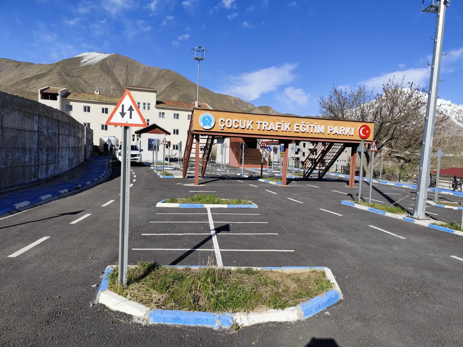 Eğitim Parkına Yeşil Dokunuş: Hakkari’de Çocuklara Hem Trafik Hem Doğa Bilinci Aşılanıyor
