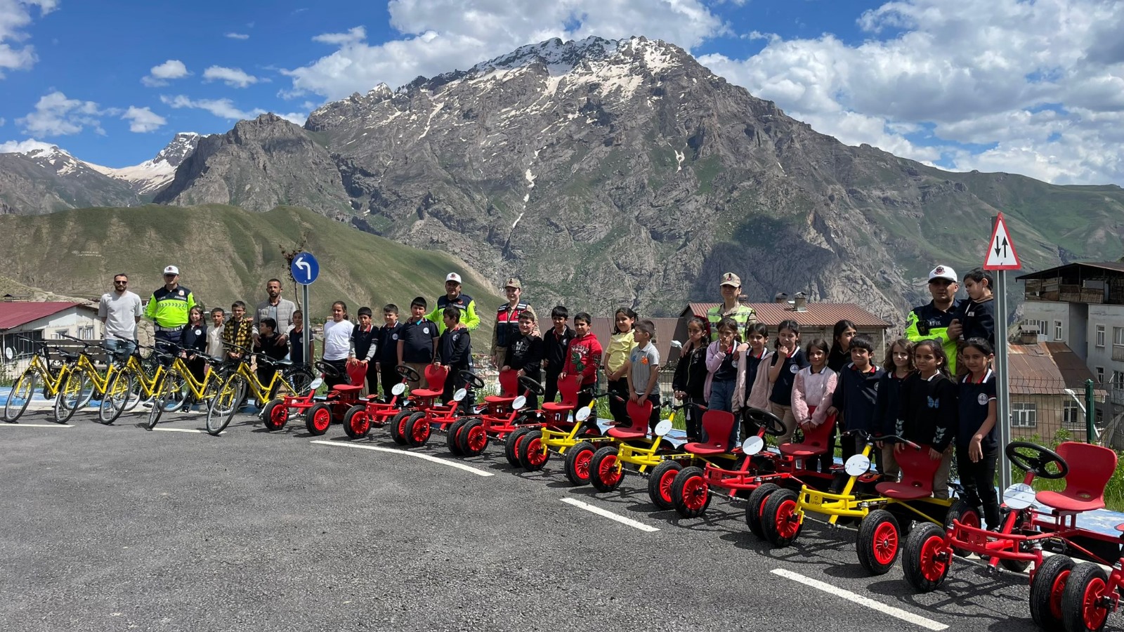 Hakkari’de miniklere trafik bilinci aşılandı