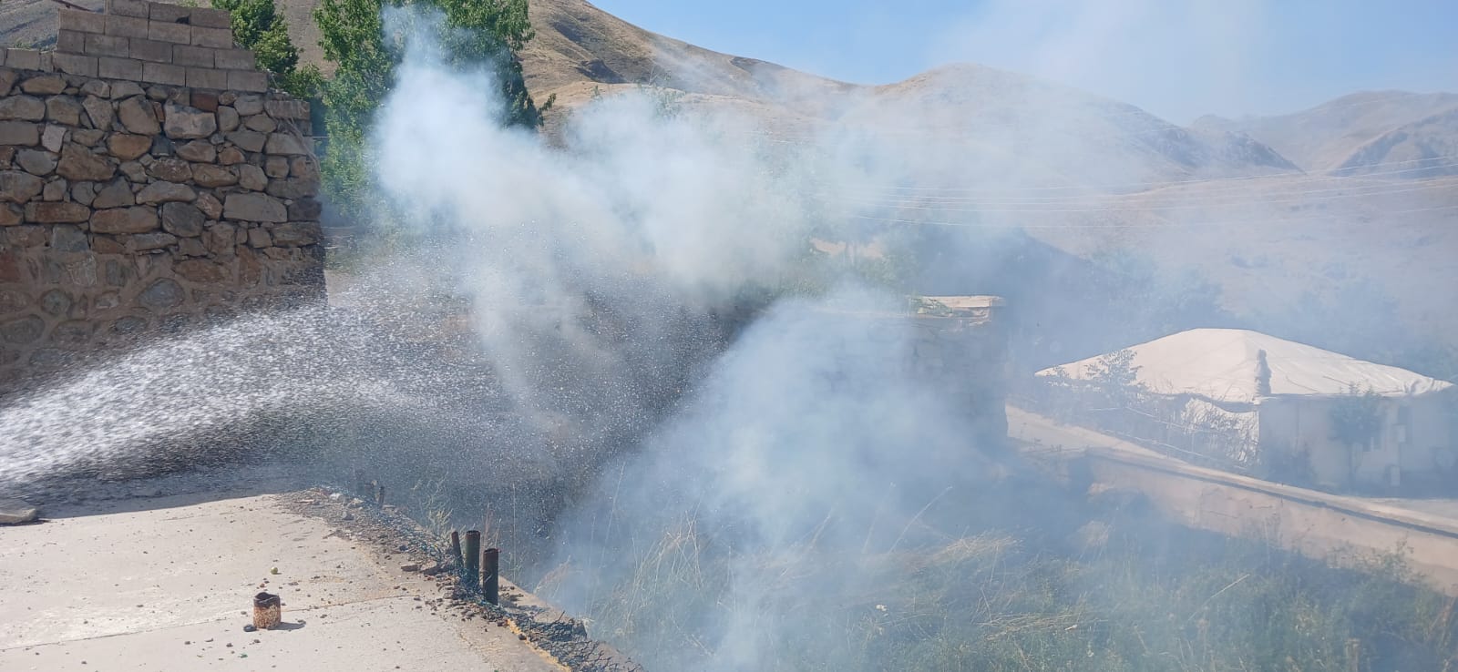 Hakkari Belediyesi itfaiyesi 2 ayrı yangına müdahale etti