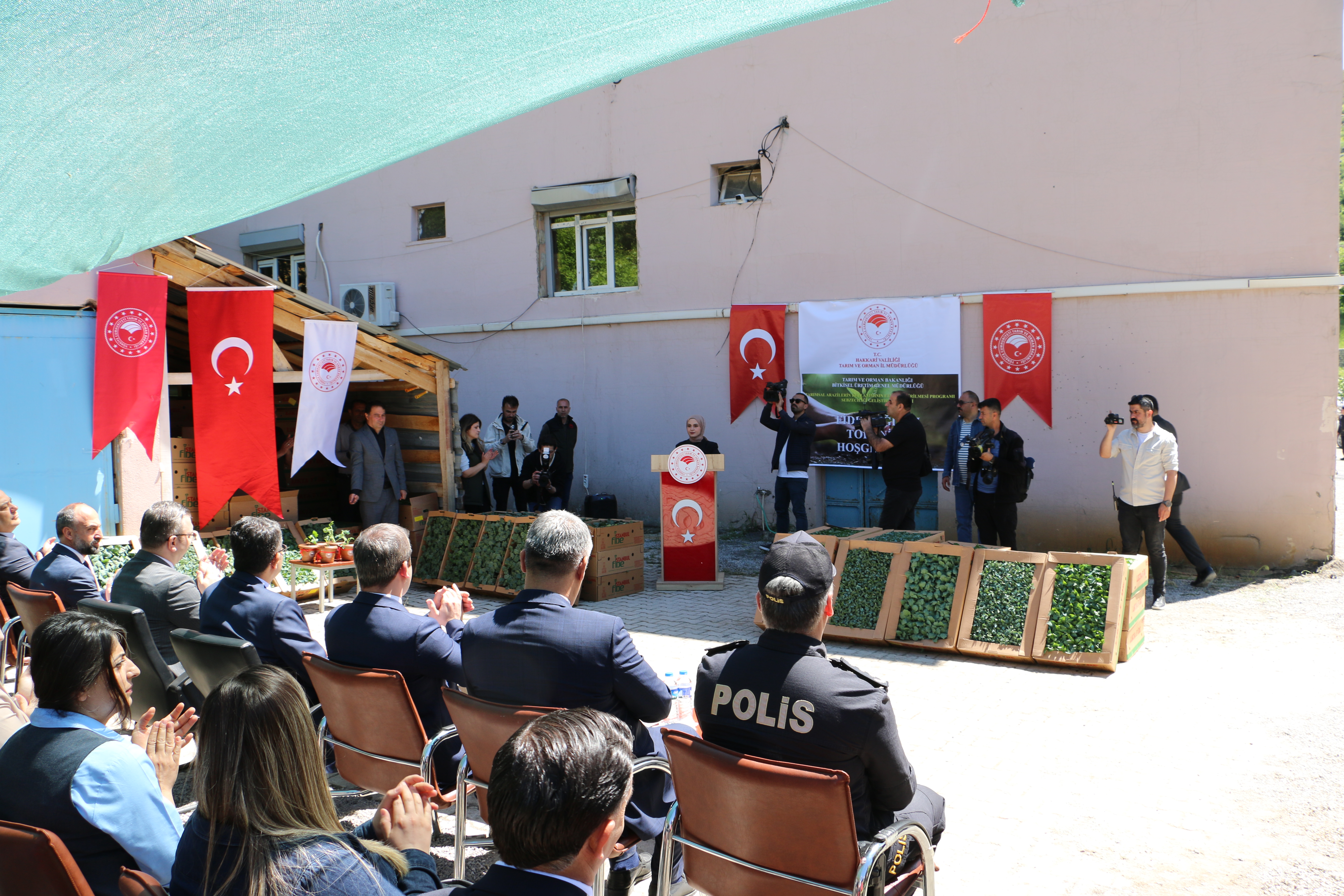 Çukurca'da çiftçilere 29 bin fide dağıtıldı