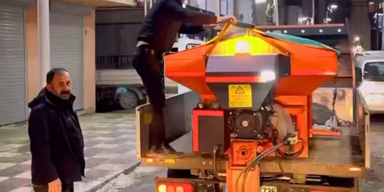 Hakkari’nin Yollarında Güvenlik İçin Yeni Tuzlama Araçları Görevde