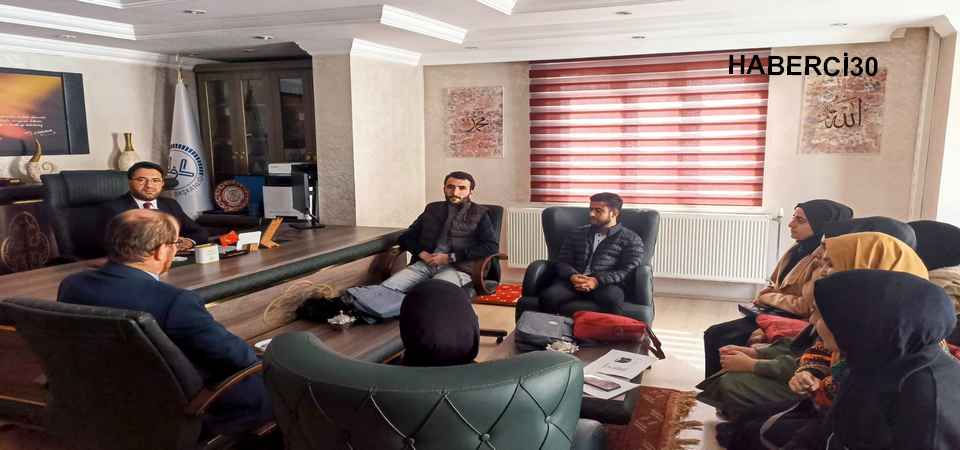 Üniversite öğrencileri umre yolunda